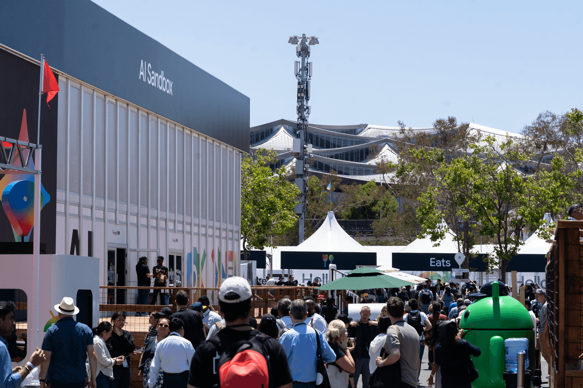 Attendees at this year’s Google I/O, with the swooping, landscape-inspired roof of the company’s Bay View campus buildings. (All photos courtesy of Alex Duffy.)